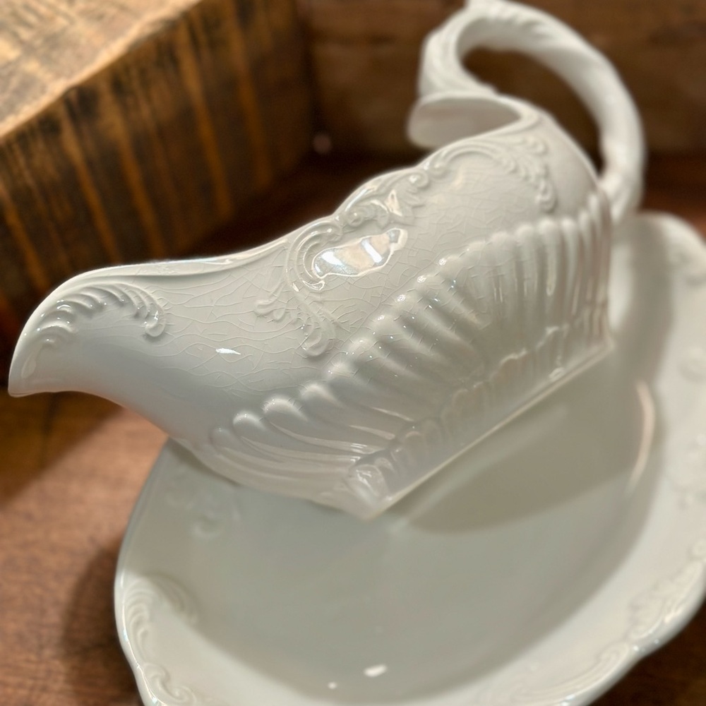 Valley Forge Vintage Creamy Ironstone Gravy Boat and Saucer - Picture 9 of 15
